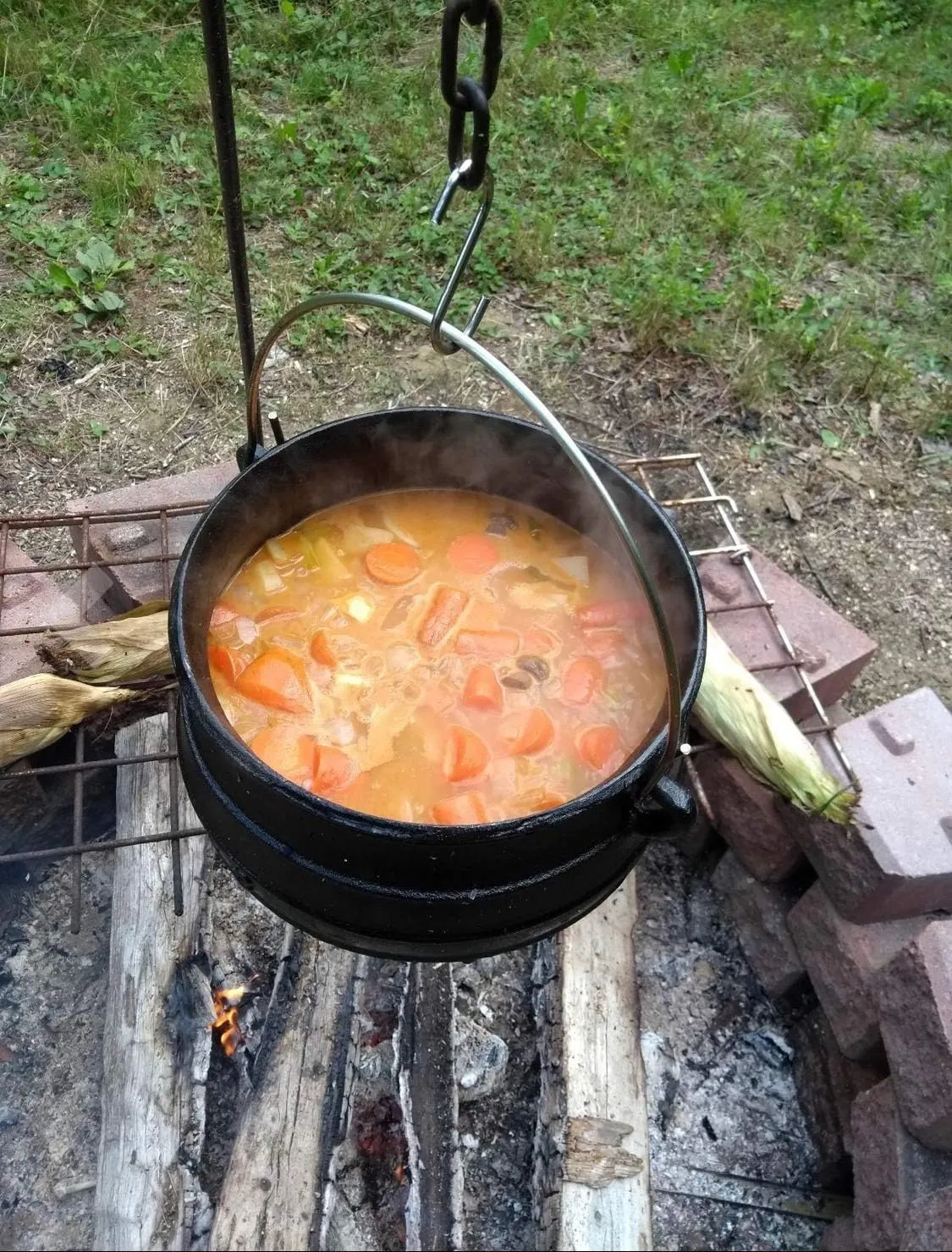 Cuisiland 8.5QT Cast Iron Potjie Cauldron Pot with Lid & 3 Legs – Pre-Seasoned South African-Style Campfire Pot for Outdoor Cooking, Soups, Stews & Braising – Heavy-Duty Cast Iron Dutch Oven